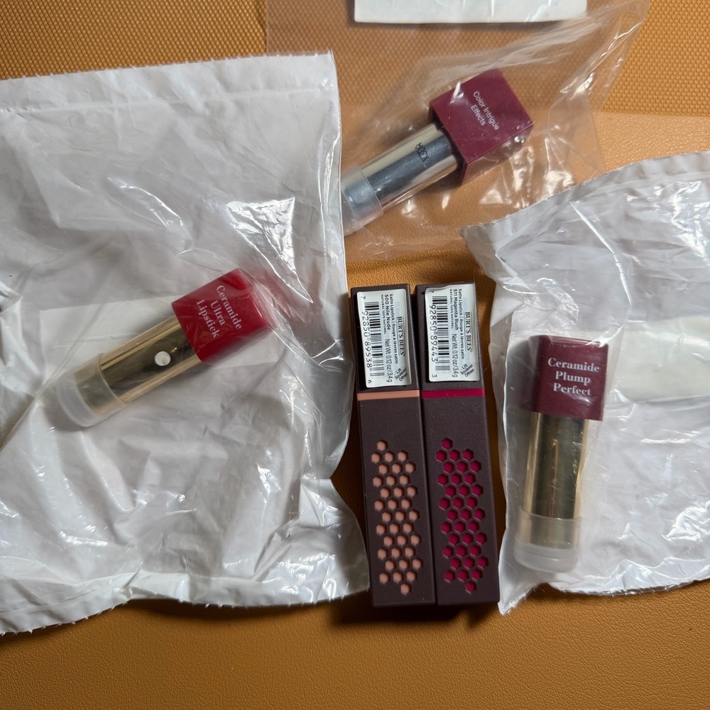NWT Burt's Bees & Elizabeth Arden Lipstick Bundle